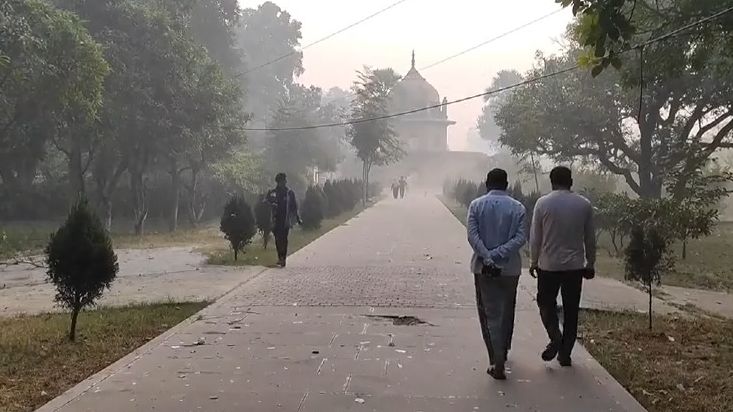 Video: Smog v Dillí dosáhl kritické úrovně, slavilo se až moc